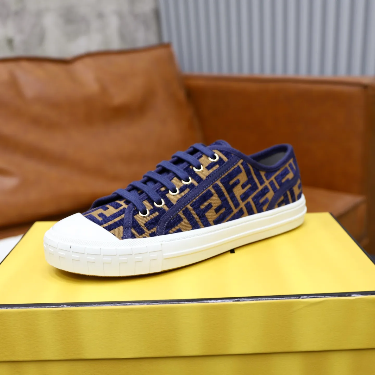 Factory price: 480 original order (couple model) Brand: FENDI Fendi 🙅‍♂️🙅‍♂️🙅‍♂️ Size: Female 35–40, Male 39-44 (45 can be customized) Grade: Official website genuine Material: Imported original LoGO fabric upper Original comfortable lining TPU wear-resistant lightweight outsole Style category: Loafers New trendy shoes Color: actual picture color